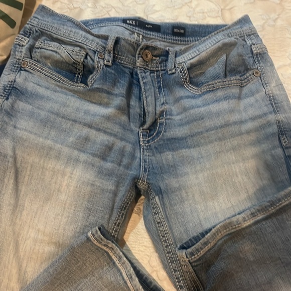 BKE Jeans light color worn a few times . Nice. No rips or tears - Picture 4 of 4